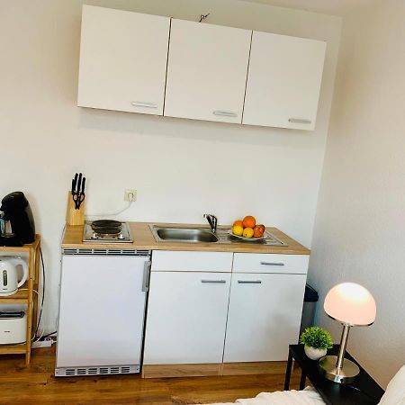 Direkte Uninaehe: Ferienwohnung Mit Grossem Doppelbett, Kuechenzeile Und Neu Renoviertem Badezimmer Homburg  Exterior photo