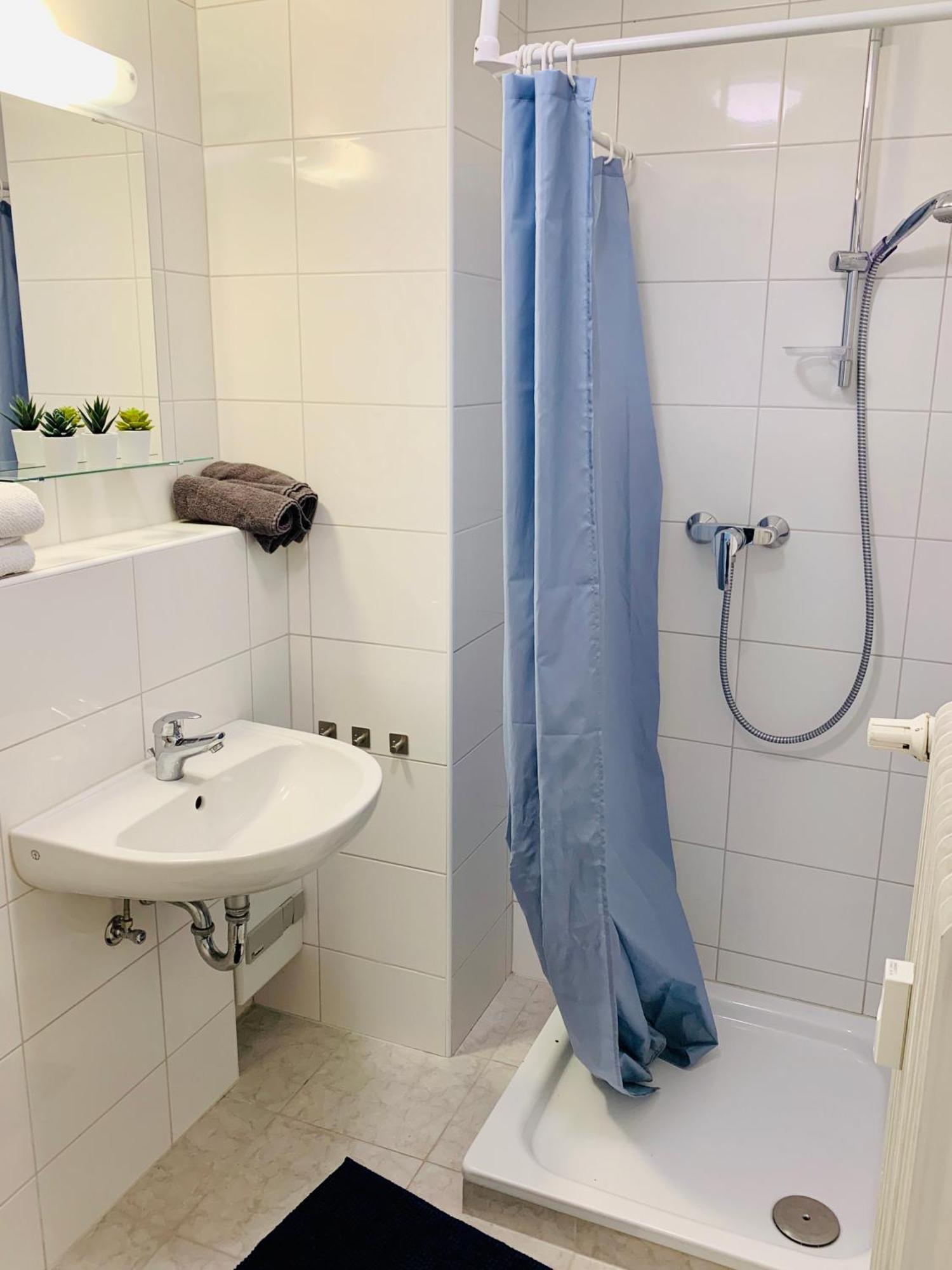 Direkte Uninaehe: Ferienwohnung Mit Grossem Doppelbett, Kuechenzeile Und Neu Renoviertem Badezimmer Homburg  Exterior photo