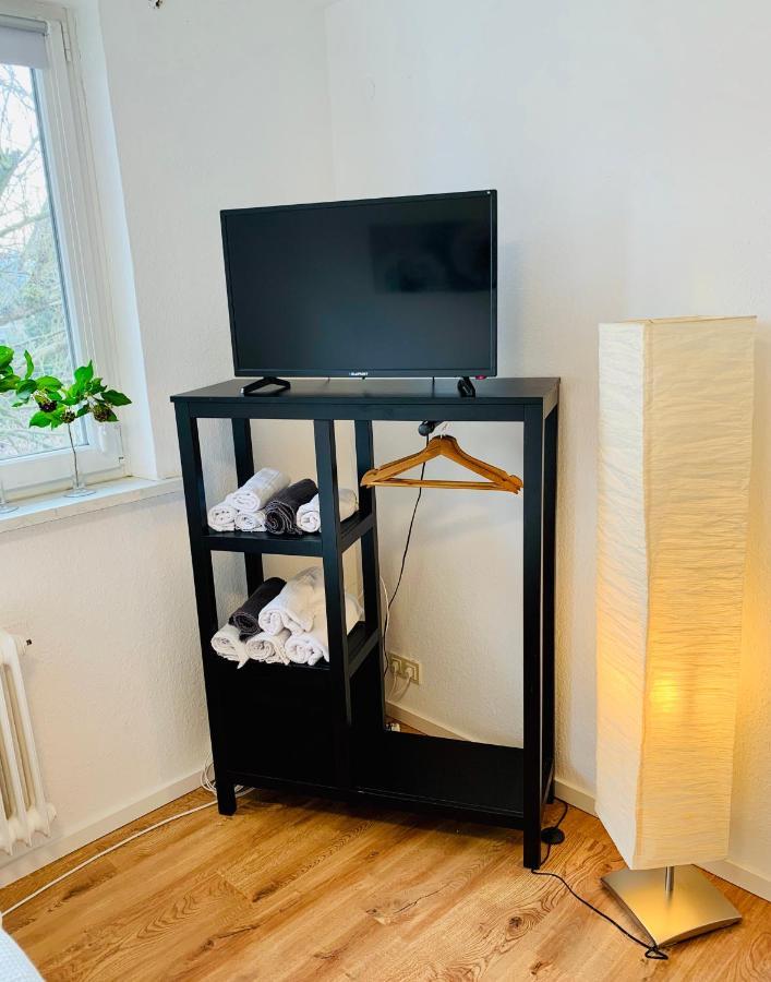 Direkte Uninaehe: Ferienwohnung Mit Grossem Doppelbett, Kuechenzeile Und Neu Renoviertem Badezimmer Homburg  Exterior photo