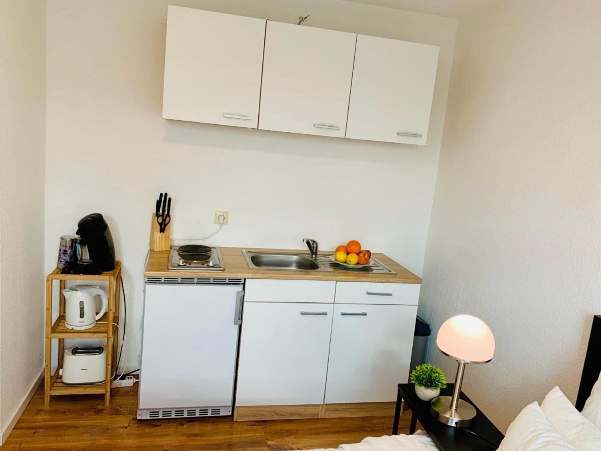 Direkte Uninaehe: Ferienwohnung Mit Grossem Doppelbett, Kuechenzeile Und Neu Renoviertem Badezimmer Homburg  Exterior photo