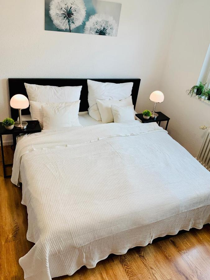 Direkte Uninaehe: Ferienwohnung Mit Grossem Doppelbett, Kuechenzeile Und Neu Renoviertem Badezimmer Homburg  Exterior photo