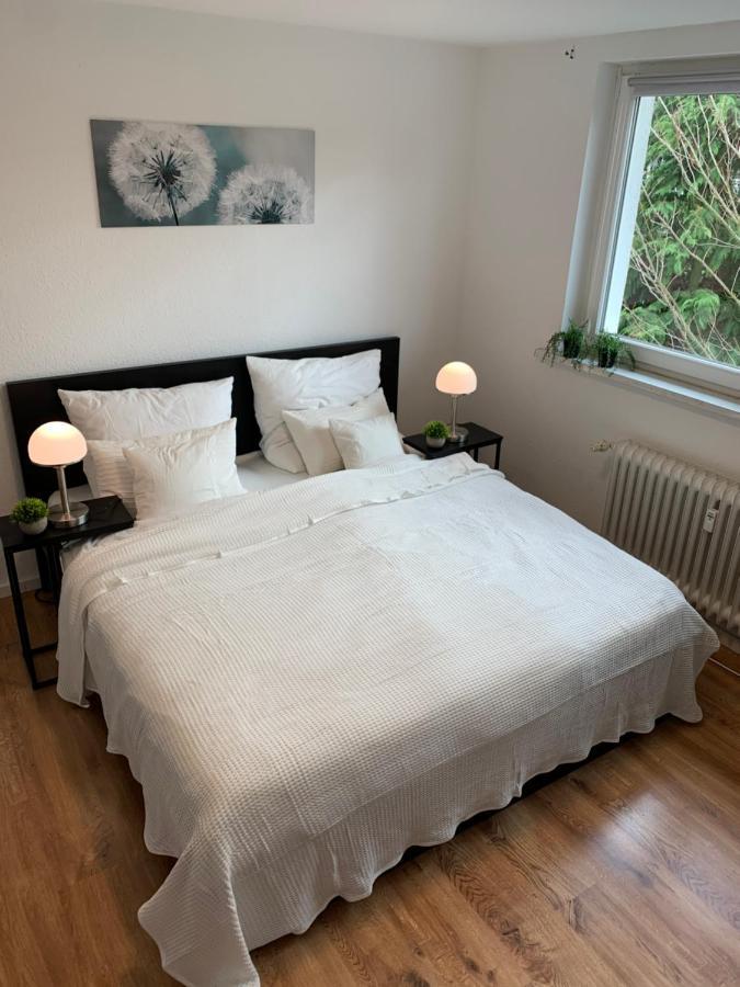 Direkte Uninaehe: Ferienwohnung Mit Grossem Doppelbett, Kuechenzeile Und Neu Renoviertem Badezimmer Homburg  Exterior photo