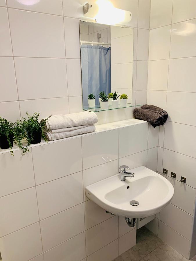 Direkte Uninaehe: Ferienwohnung Mit Grossem Doppelbett, Kuechenzeile Und Neu Renoviertem Badezimmer Homburg  Exterior photo