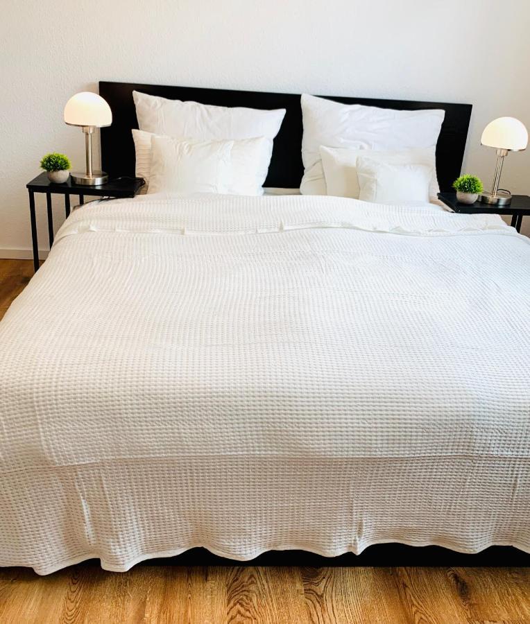 Direkte Uninaehe: Ferienwohnung Mit Grossem Doppelbett, Kuechenzeile Und Neu Renoviertem Badezimmer Homburg  Exterior photo