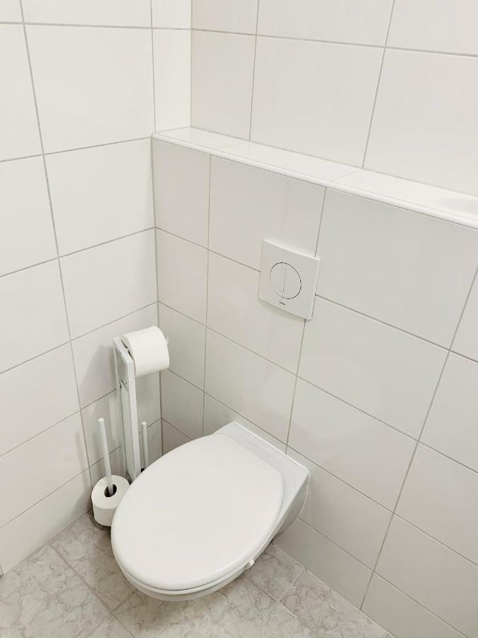 Direkte Uninaehe: Ferienwohnung Mit Grossem Doppelbett, Kuechenzeile Und Neu Renoviertem Badezimmer Homburg  Exterior photo