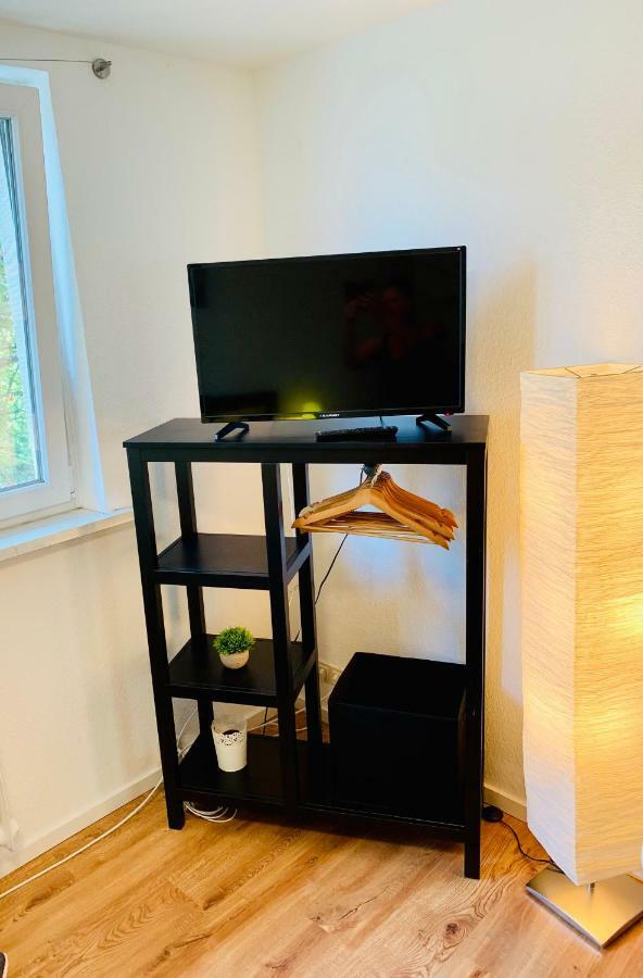 Direkte Uninaehe: Ferienwohnung Mit Grossem Doppelbett, Kuechenzeile Und Neu Renoviertem Badezimmer Homburg  Exterior photo